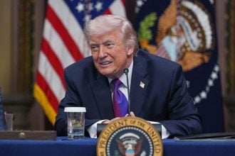 Τραμπ: «Κάνω χάρη στον κόσμο με τον πόλεμο στο Ιράν»