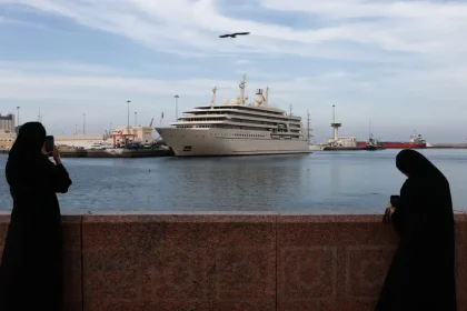 Επίθεση στο Ιράν: 20.000 ναυτικοί και 15.000 επιβάτες κρουαζιερόπλοιων αποκλεισμένοι στον Περσικό Κόλπο