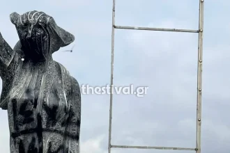 Βανδάλισαν άγαλμα στο κέντρο της Θεσσαλονίκης – «Ιησούς Χριστός Νικά» έγραψαν