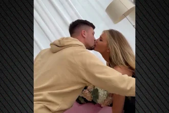 Η τρυφερή στιγμή του Γιόβιτς με την σύζυγό του: Της χάρισε ανθοδέσμη για την ημέρα της γυναίκας