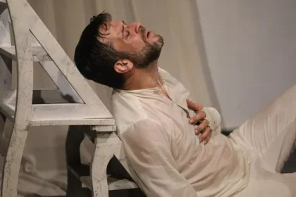 ΚΟΙΜΩΜΕΝΟΣ ΧΑΛΕΠΑΣ, Ο ΣΑΛόΣάΓΙΟΣ ολοκληρώνει τον κύκλο παραστάσεων στην Πάτρα με 2 νέες ημερομηνίες