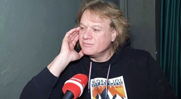 Πέτρος Γαϊτάνος: «Πάρα πολλοί γονείς μου λένε ότι νανουρίζουν τα παιδιά τους με τους ύμνους μου»