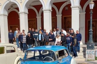 Ιστορικά οχήματα πάρκαραν έξω από το Δημοτικό Θέατρο Απόλλων για την κοπή της Βασιλόπιτας των ιδιοκτητών τους - ΦΩΤΟ