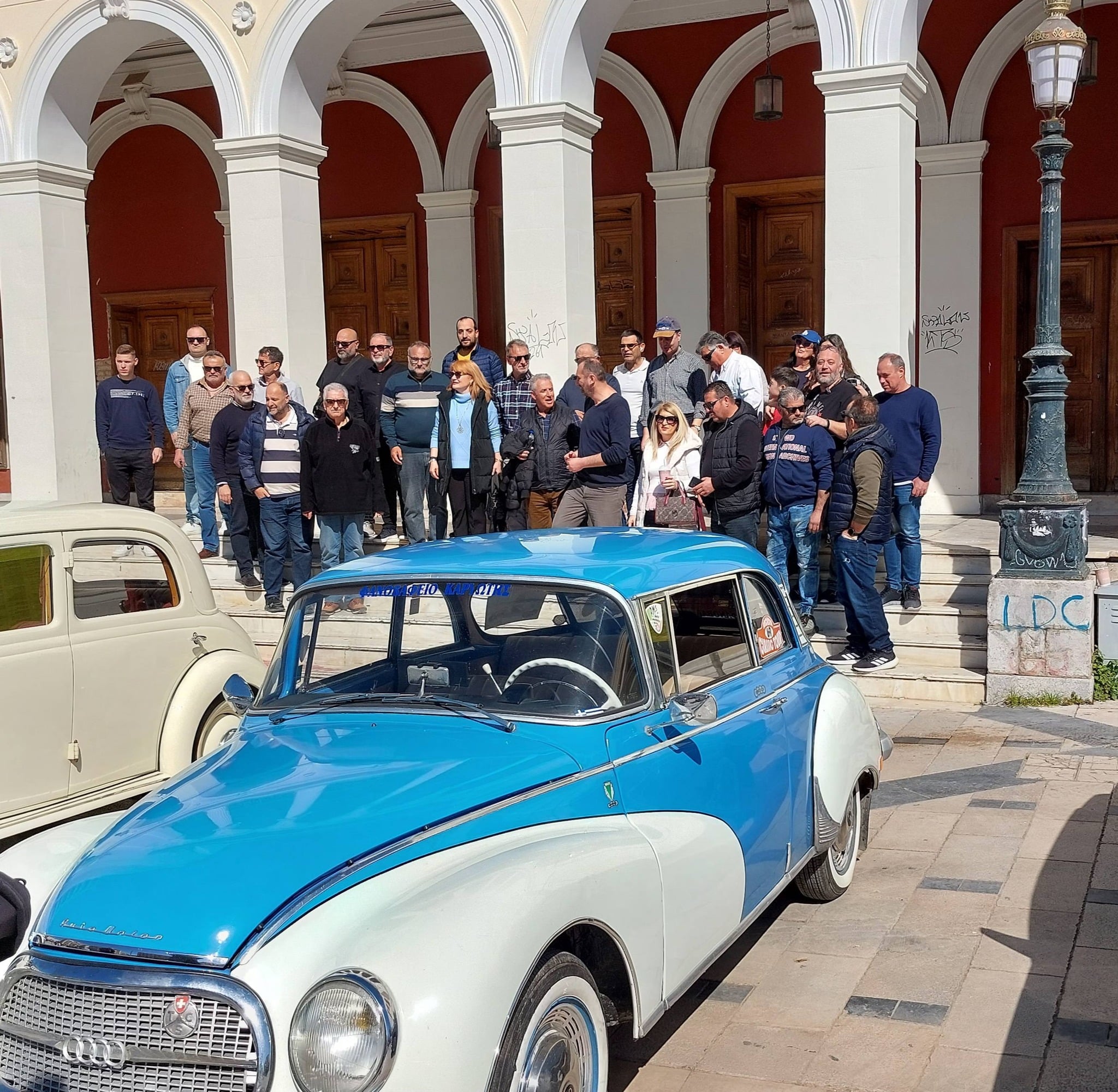 Ιστορικά οχήματα πάρκαραν έξω από το Δημοτικό Θέατρο Απόλλων για την κοπή της Βασιλόπιτας των ιδιοκτητών τους - ΦΩΤΟ