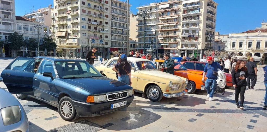Ιστορικά οχήματα πάρκαραν έξω από το Δημοτικό Θέατρο Απόλλων για την κοπή της Βασιλόπιτας των ιδιοκτητών τους - ΦΩΤΟ