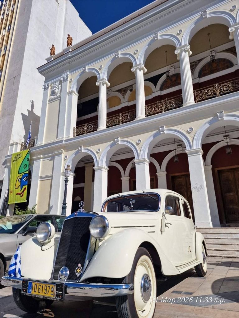 Ιστορικά οχήματα πάρκαραν έξω από το Δημοτικό Θέατρο Απόλλων για την κοπή της Βασιλόπιτας των ιδιοκτητών τους - ΦΩΤΟ