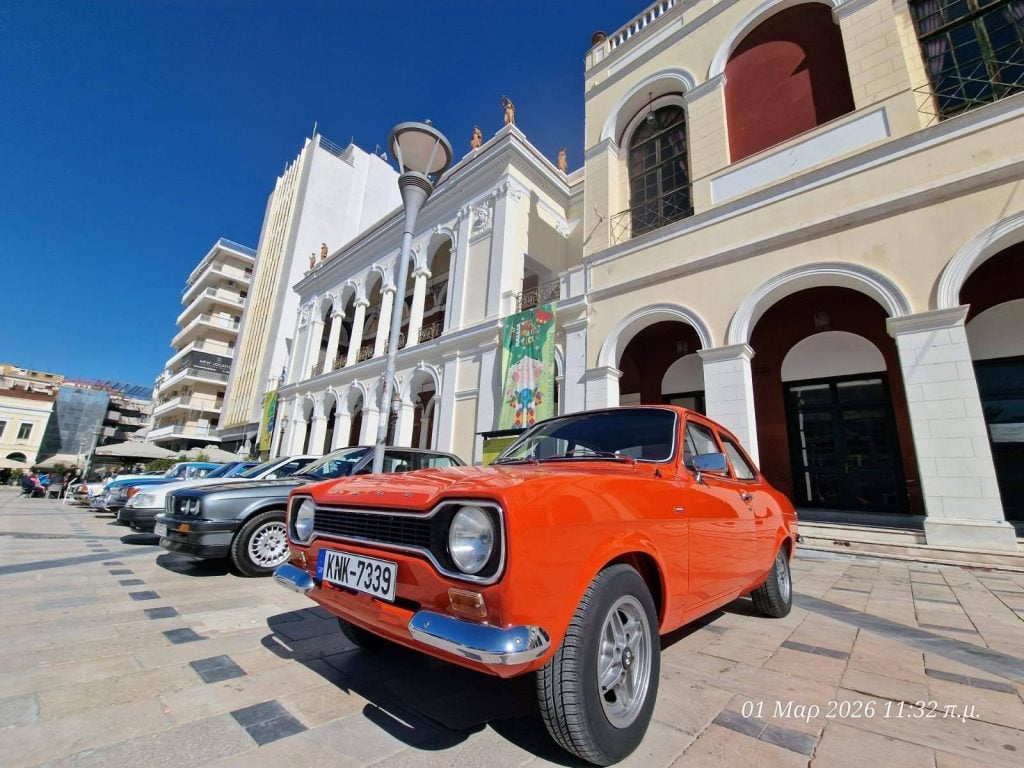 Ιστορικά οχήματα πάρκαραν έξω από το Δημοτικό Θέατρο Απόλλων για την κοπή της Βασιλόπιτας των ιδιοκτητών τους - ΦΩΤΟ