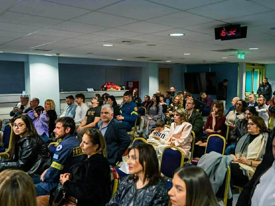 Ο Χαράλαμπος Μπονάνος με τους εθελοντές πυροσβέστες