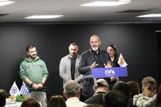 Ο Χαράλαμπος Μπονάνος με τους εθελοντές πυροσβέστες