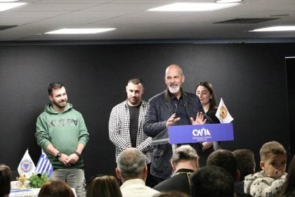 Ο Χαράλαμπος Μπονάνος με τους εθελοντές πυροσβέστες