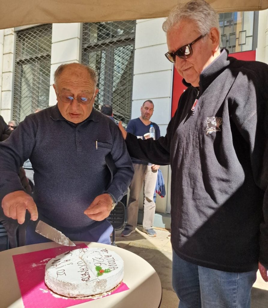 Ιστορικά οχήματα πάρκαραν έξω από το Δημοτικό Θέατρο Απόλλων για την κοπή της Βασιλόπιτας των ιδιοκτητών τους - ΦΩΤΟ