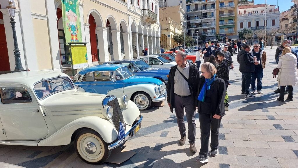 Ιστορικά οχήματα πάρκαραν έξω από το Δημοτικό Θέατρο Απόλλων για την κοπή της Βασιλόπιτας των ιδιοκτητών τους - ΦΩΤΟ