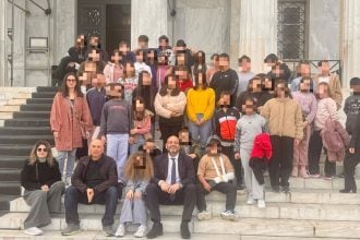 Ιάσων Φωτήλας: Ξενάγησε στη Βουλή μικρούς μαθητές