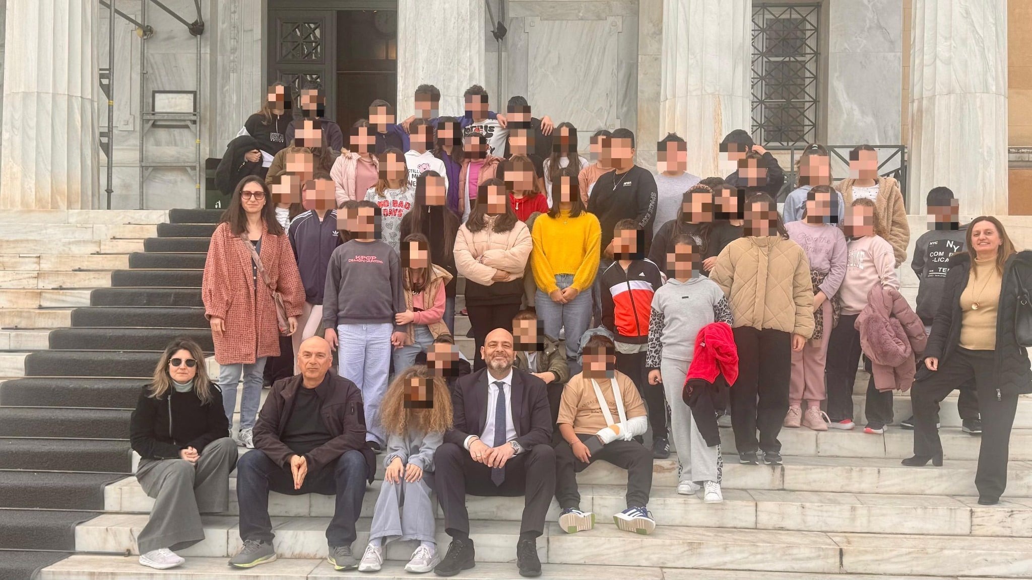 Ιάσων Φωτήλας: Ξενάγησε στη Βουλή μικρούς μαθητές