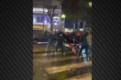 Βίαια επεισόδια έξω από τζαμί στο Λονδίνο μεταξύ Ιρανών φιλοκαθεστωτικών και φιλομοναρχικών, τραυματίστηκε ένας 17χρονος