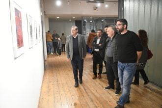 Ο Κώστας Πελετίδης στα εγκαίνια της έκθεσης «Ανθρωπόμορφες ρωγμές +»