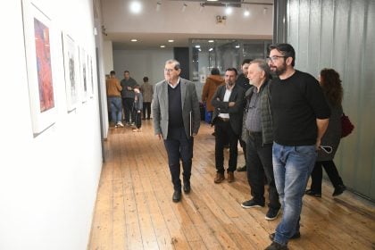 Ο Κώστας Πελετίδης στα εγκαίνια της έκθεσης «Ανθρωπόμορφες ρωγμές +»