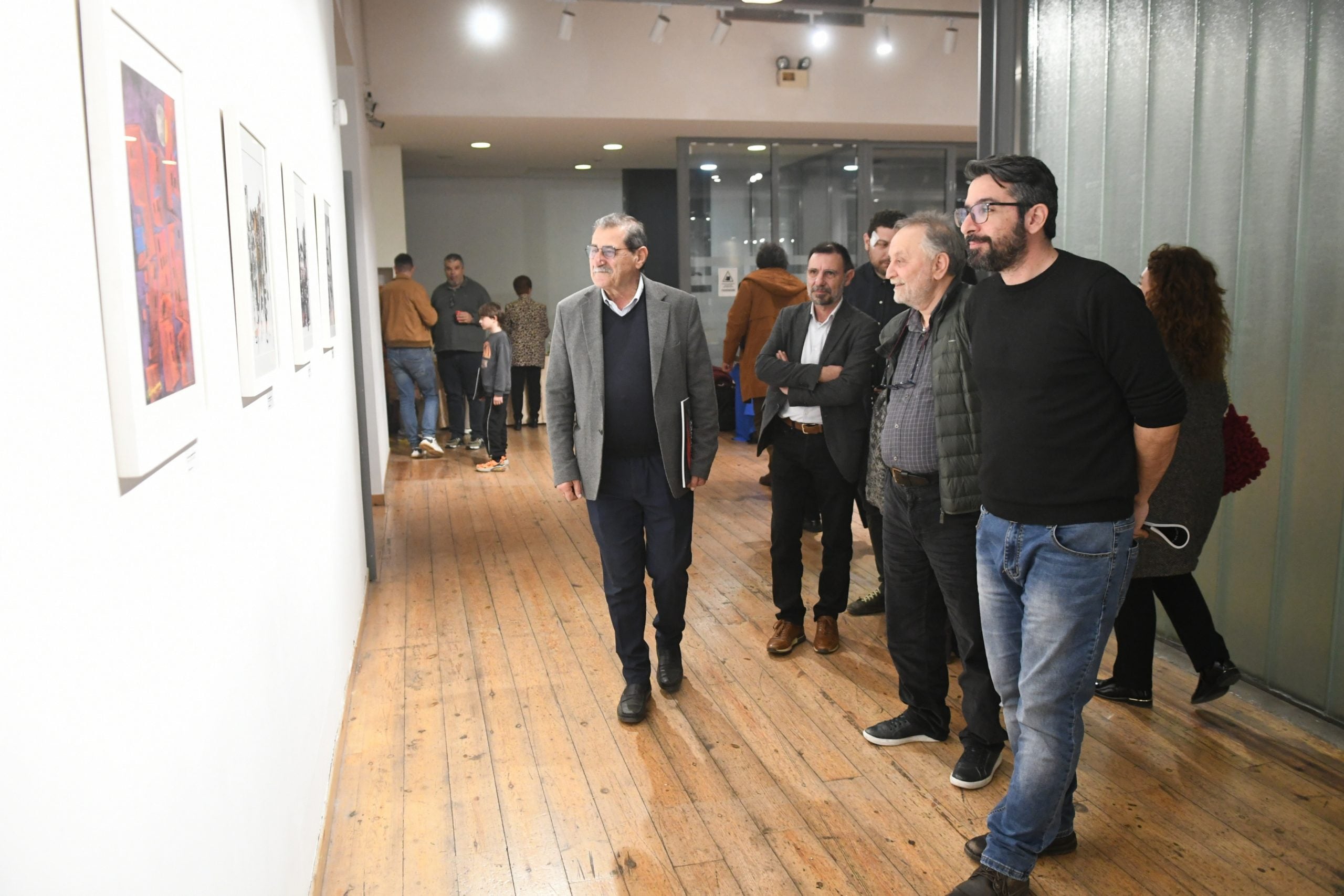 Ο Κώστας Πελετίδης στα εγκαίνια της έκθεσης «Ανθρωπόμορφες ρωγμές +»