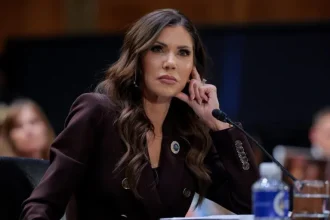 Kristi Noem: Ποια είναι η υπουργός Εσωτερικών που απέλυσε ο Trump