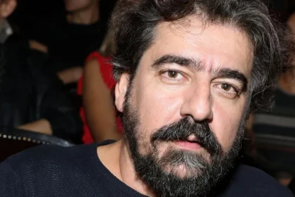 Γιάννης Δρακόπουλος για τη σειρά «Το σόι σου»: «Την πρώτη ημέρα των γυρισμάτων «κάηκε» ο εγκέφαλος μου»