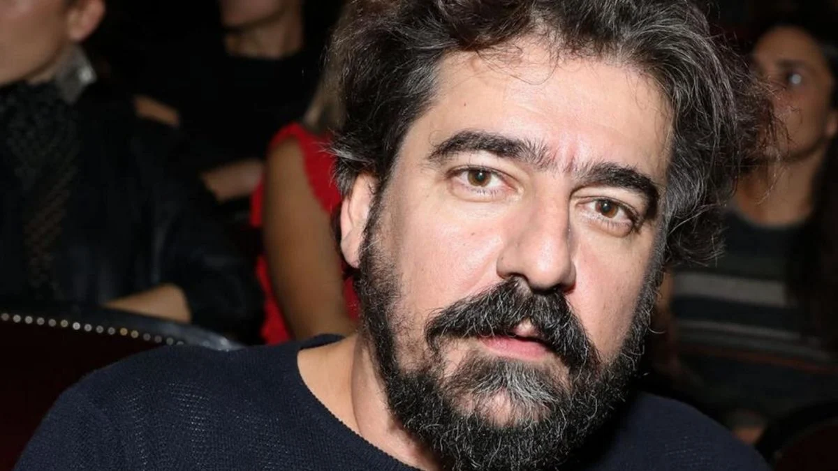 Γιάννης Δρακόπουλος για τη σειρά «Το σόι σου»: «Την πρώτη ημέρα των γυρισμάτων «κάηκε» ο εγκέφαλος μου»