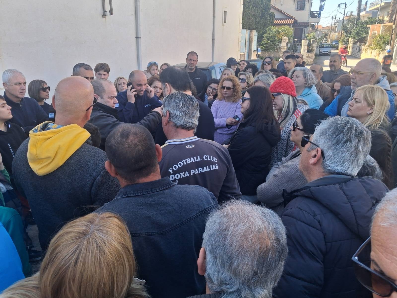 Συγκέντρωση διαμαρτυρίας κατοίκων στην Παραλία Πατρών για εγκατάσταση κεραίας κινητής τηλεφωνίας (ΦΩΤΟ)