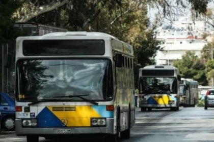 Γλυφάδα: επιτέθηκε σε άνδρα με στιλό και τον τραυμάτισε στο πρόσωπο μέσα σε λεωφορείο