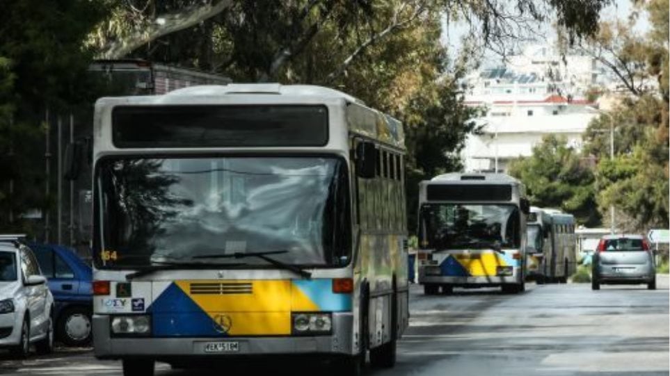 Γλυφάδα: επιτέθηκε σε άνδρα με στιλό και τον τραυμάτισε στο πρόσωπο μέσα σε λεωφορείο