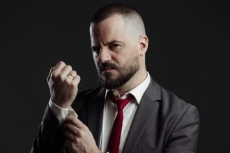 O κωμικός Mikeius φέρνει την παράσταση Incorrect στην Πάτρα