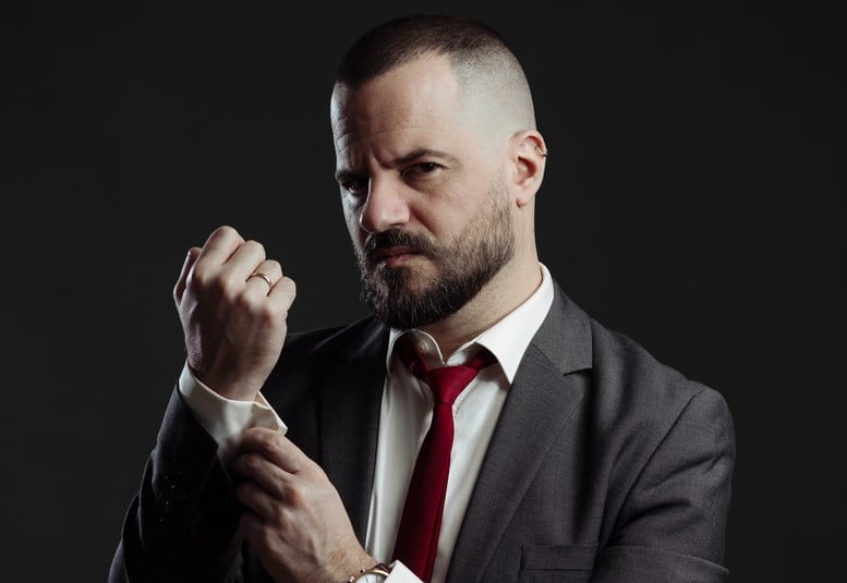 O κωμικός Mikeius φέρνει την παράσταση Incorrect στην Πάτρα