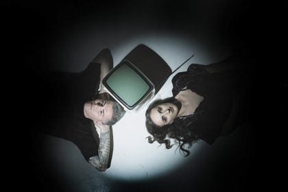 Η μουσική παράσταση "Εκτός Οθόνης" έρχεται στην Πάτρα