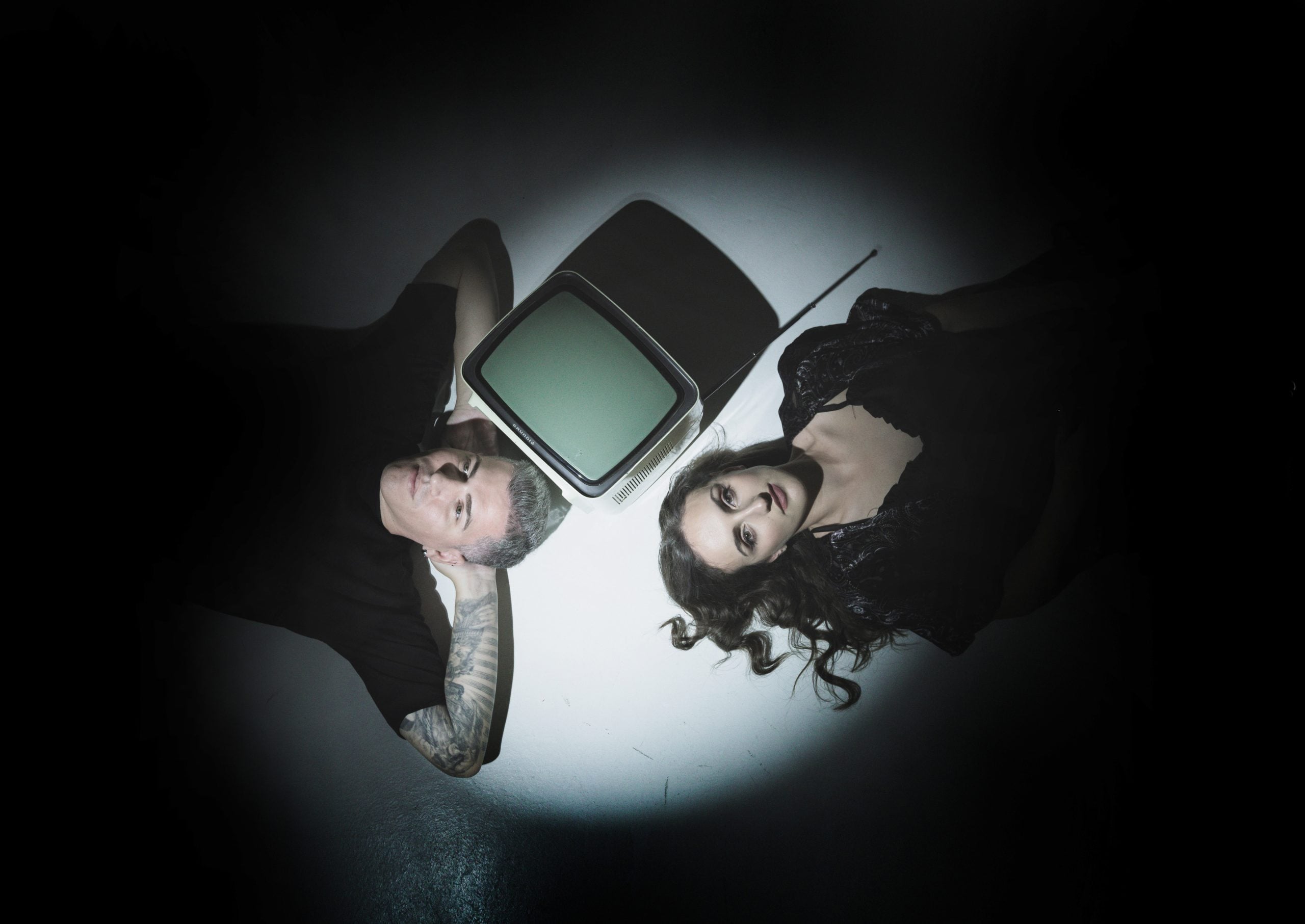 Η μουσική παράσταση "Εκτός Οθόνης" έρχεται στην Πάτρα