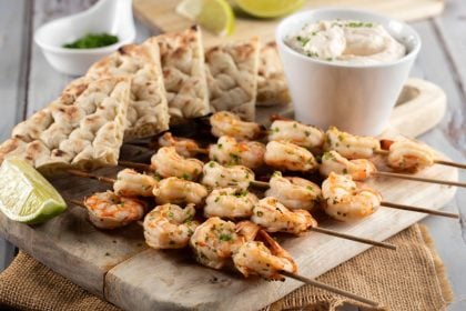 Σουβλάκια γαρίδας με ταραμοσαλάτα