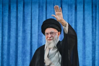 Πώς ο Χαμενεΐ κατάφερε να μείνει στην εξουσία για σχεδόν 40 χρόνια: Τα φτωχικά παιδικά χρόνια και η καταπίεση στις γυναίκες