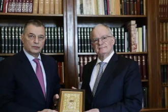 Συνάντηση Τασούλα με τον πολιτικό διοικητή του Αγίου Όρους Αλκιβιάδη Στεφανή