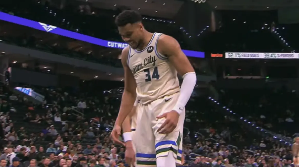 Γιάννης Αντετοκούνμπο: Εκνευρισμένος από τη νέα ήττα των Μπακς - Πέταξε τη μπάλα στη μπασκέτα και δέχθηκε τεχνική ποινή ΒΙΝΤΕΟ