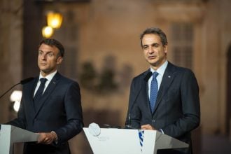 Στην Κύπρο ο Μητσοτάκης – Κρίσιμη συνάντηση σήμερα με Μακρόν και Χριστοδουλίδη στην Πάφο