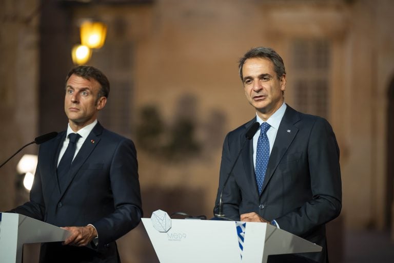 Στην Κύπρο ο Μητσοτάκης – Κρίσιμη συνάντηση σήμερα με Μακρόν και Χριστοδουλίδη στην Πάφο