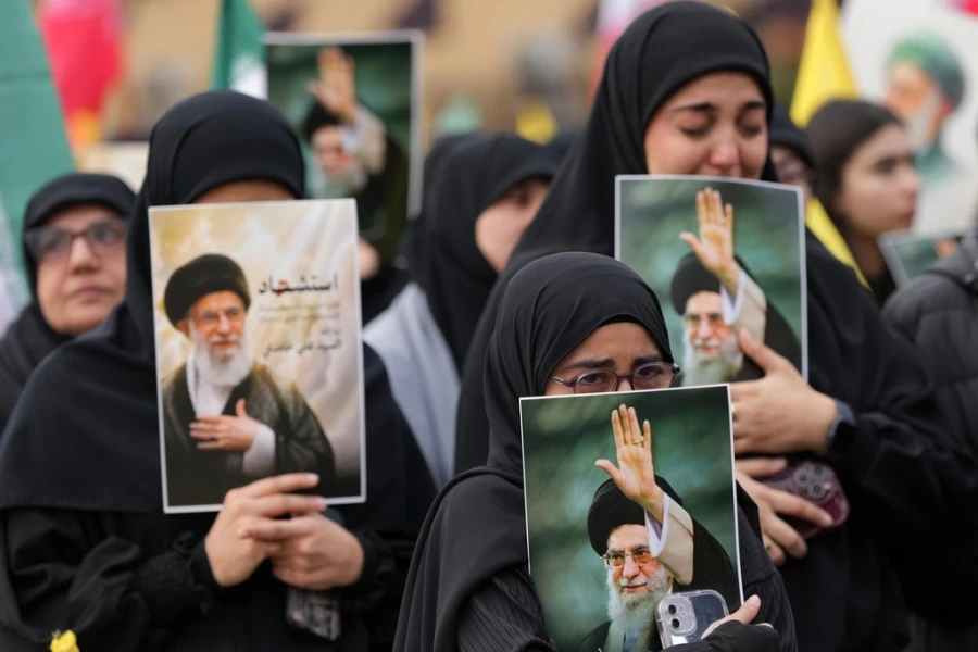 Ιράν: Αναβλήθηκε η κηδεία του Χαμενεΐ 