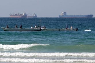 Παγκόσμιο χάος στις θαλάσσιες και αεροπορικές μεταφορές – Περισσότερα από 3.000 πλοία σε ακινησία στον Περσικό Κόλπο