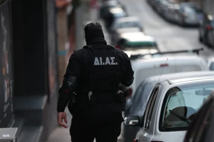 Ομόνοια: 61χρονος μπούκαρε στα γραφεία του ΕΦΚΑ και απείλησε τους υπαλλήλους με στυλιάρι