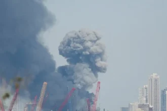 Ιράν: Πλήγματα σε αμερικανικές βάσεις σε Ιράκ και Κόλπο, drones χτύπησαν το λιμάνι Ντουκμ στο Ομάν – 4 τραυματίες από επίθεση σε τάνκερ