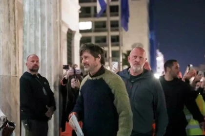 Μπραντ Πιτ: Η έξοδος του ηθοποιού από το δημαρχείο Αθηναίων – Πλήθος κόσμου τον αποθέωνε