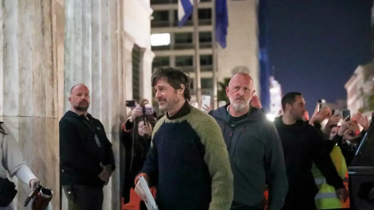Μπραντ Πιτ: Η έξοδος του ηθοποιού από το δημαρχείο Αθηναίων – Πλήθος κόσμου τον αποθέωνε