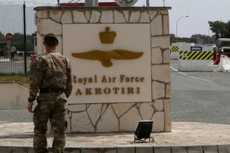  Σε κόκκινο συναγερμό η Κύπρος - Πάνοπλοι αστυνομικοί σε σχολεία, συναγωγές και πρεσβείες