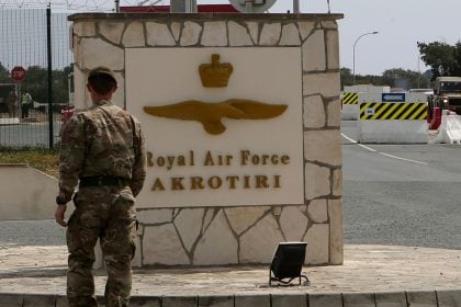  Σε κόκκινο συναγερμό η Κύπρος - Πάνοπλοι αστυνομικοί σε σχολεία, συναγωγές και πρεσβείες