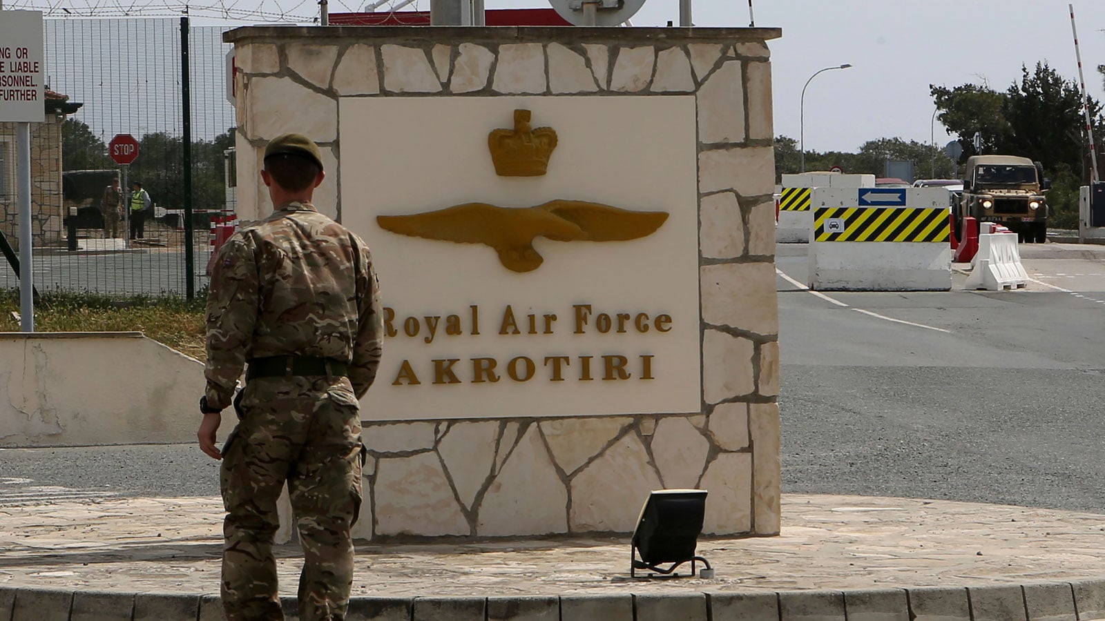 Σε κόκκινο συναγερμό η Κύπρος - Πάνοπλοι αστυνομικοί σε σχολεία, συναγωγές και πρεσβείες