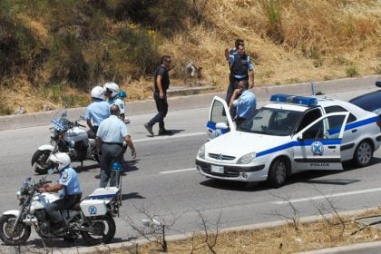 Δυτ. Ελλάδα: Δύο τραυματίες στην προσπάθειά τους να ξεφύγουν από την Αστυνομία - Εκτροπή του οχήματός τους σε χωράφι (ΦΩΤΟ)