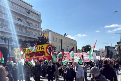 Πορεία έξω από την Αμερικανική πρεσβεία στην Αθήνα – Πολίτες διαμαρτύρονται για την επίθεση ΗΠΑ και Ισραήλ στο Ιράν