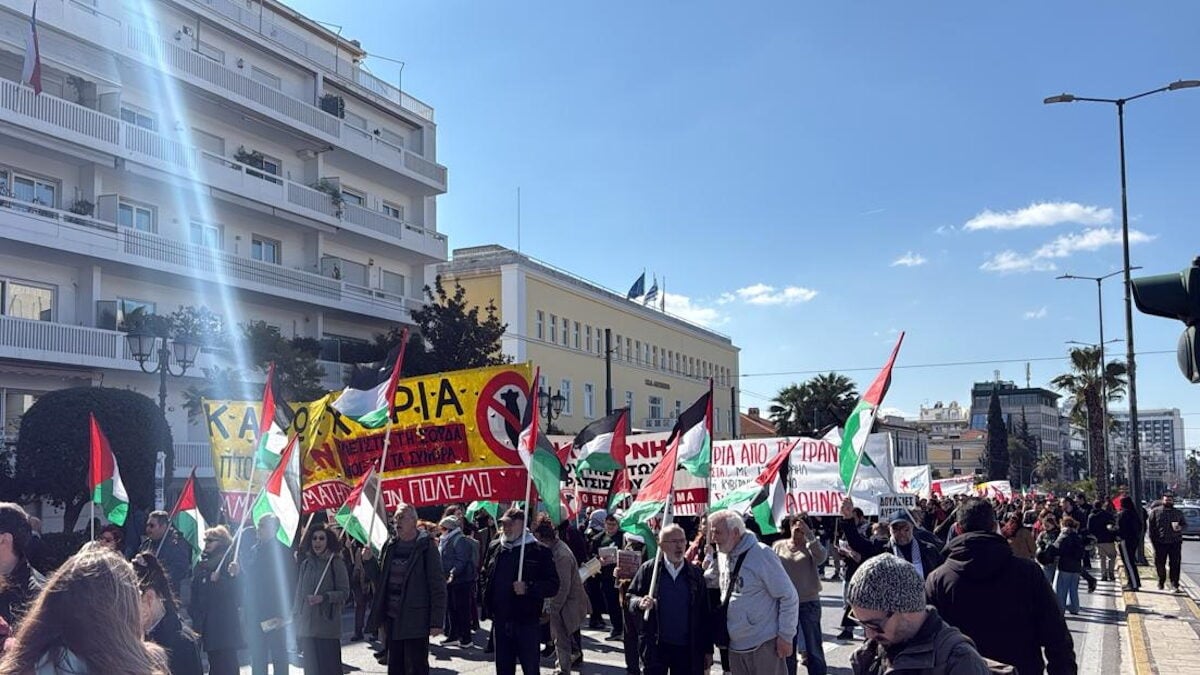 Πορεία έξω από την Αμερικανική πρεσβεία στην Αθήνα – Πολίτες διαμαρτύρονται για την επίθεση ΗΠΑ και Ισραήλ στο Ιράν